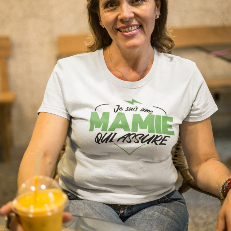T-SHIRT JE SUIS UNE MAMIE QUI ASSURE