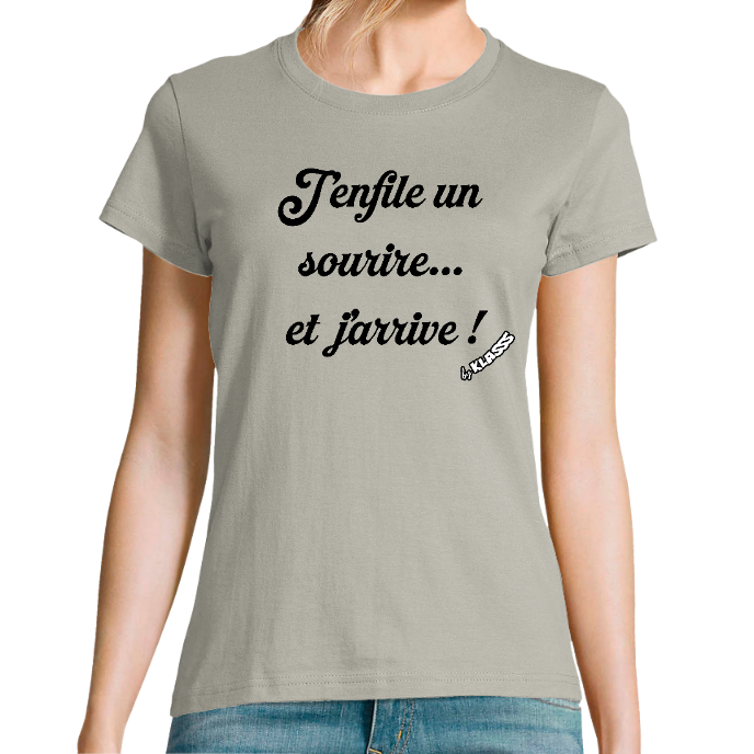 T-SHIRT FEMME COL Rond KLASSS Humour J'enfile une sourire... Et j'arrive !" - design Original